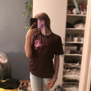 Fin t-shirt från Lindex  - Brun fin t-shirt, snygg passar bra. Väldigt bra skick👍🏻 skriv för flera bilder 🤍