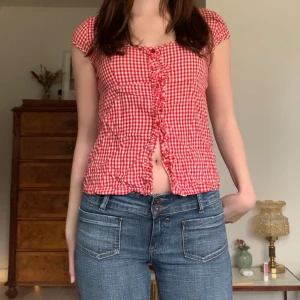 Rutig blus - Röt rutig blus/topp med knappar och fyrkantig urringning, vintage Gina Tricot! 🖤