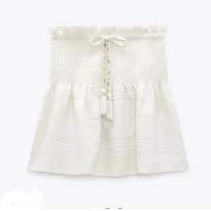 Söker denna kjol från Zara! Om du har den och tänker sälja så meddela gärna❤️. Storlek: XS/S/M