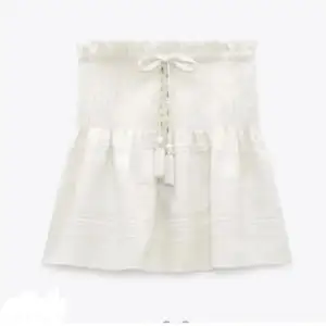 Söker denna kjol från Zara! Om du har den och tänker sälja så meddela gärna❤️. Storlek: XS/S/M
