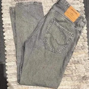 Jack & jones jeans - Säljer dessa pga ingen andvönding. 9/10 skick och köptes för 700 kr säljer nu för halva priset. Skriv vid minsta fråga 