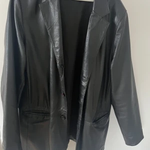 Svart skinnjacka - En svart skinnjacka med fickor, passar XS-L beroende på hur man vill att passformen ska vara 😊