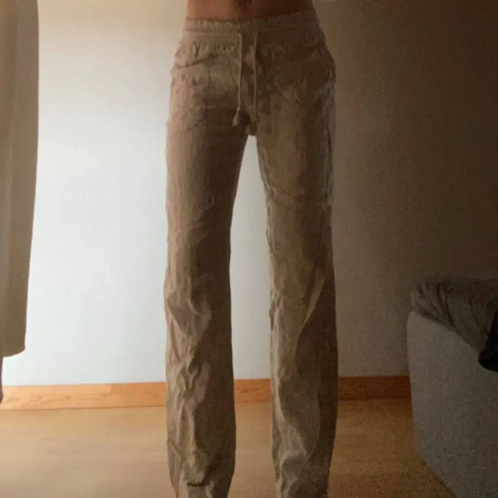 Linnebyxor-beige- från Skagen clothing- ny pris 799kr.  Dom är skrynkliga men det är bara att stryka dem så är dem som nya!  Inga defekter och knappt använda! Har snörning så man kan knyta och dem är lågmidjade! Passar mig som är 180 i längden🩷. Jeans & Byxor.