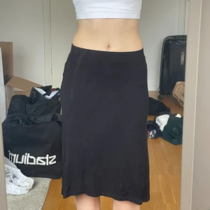 Svart långkjol - Säljer min svarta långkjol då den ej kommer till användning. Superfin och väldigt bekväm och funkar även bra till flera sammanhang - begravning, vanlig skoldag, varm sommardag eller finmiddag till exempel. Ställ gärna frågor 💞