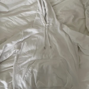 Hm dam vit huvtröja - Säljer min vita hoodie från hm då den inte kommer till användning, nästan aldrig använd. Den har några små fläckar men tvättar innan frakt så de försvinner🤍Nypris 200kr