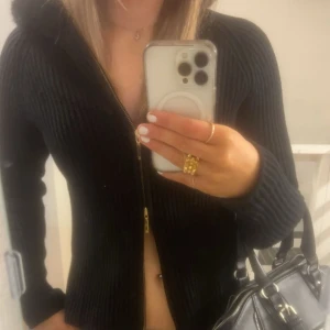 ralph lauren zip - vintage ralph lauren zip up (stickad) i storlek S, vän tagen hand om men loggan är inte kvar på höger sida och ett mini hål är kvar (osynligt)!! FINNS EJ ATT KÖPA NÅGON ANNANSTANS 