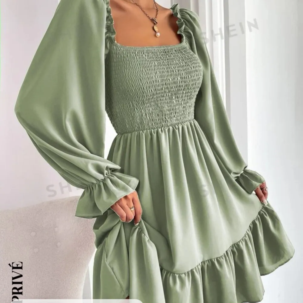 Olivgrön klänning  Otroligt bra material för att vara från Shein Använt en gång och är lätt att tvätta Tunn och skön på sommaren även fast den är långärmad . Klänningar.