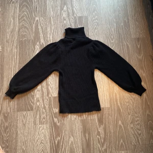 Svart polotröja  - Superskön tröja som man kan ha närsomhelst Jättelätt att styla med💥 Min favotröja är tyvärr för liten🥲 Fråga för mer bilder vid intresse💥😊