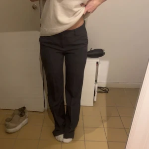 Gråa Lågmidjade kostymbyxor  - Lågmidjade kostymbyxor i storelk 36 , aldrig använda så fina 
