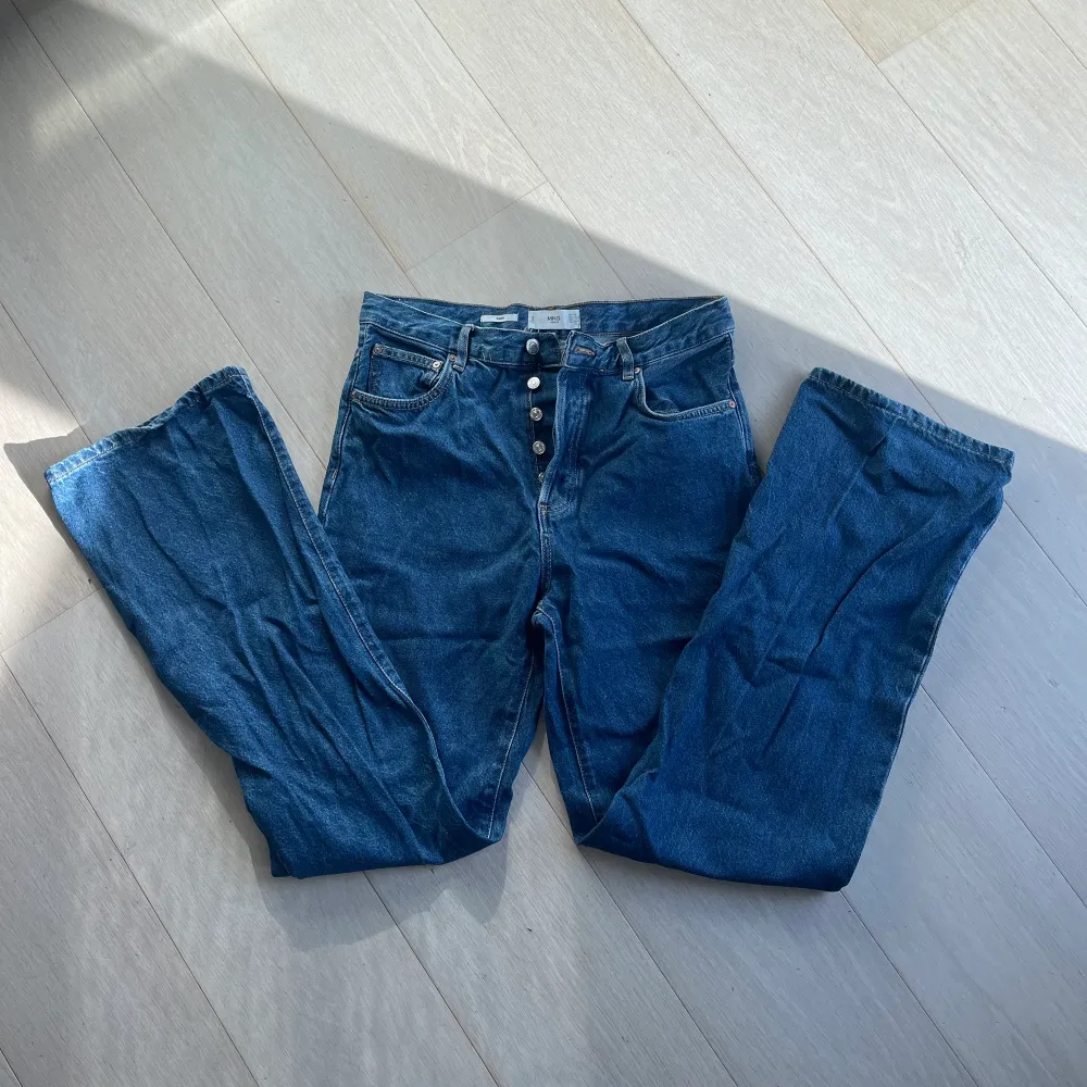 Mango jeans, modellen KAIA! Sparsamt använda, passar en M. Jeans & Byxor.