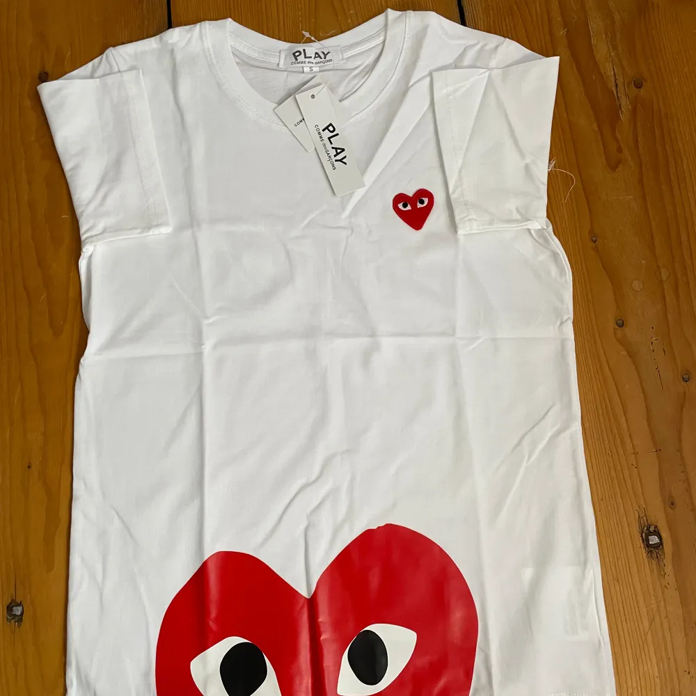 Riktigt fett cdg T-shirt. Oanvänd priset ej hugget i sten 🗿. T-shirts.