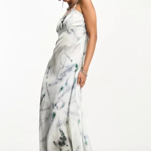 Maxi-klänning från Collusion - Jättefin slipklänning i satin som tyvärr aldrig kommit till användning.. 🥺 väldigt fina färger med hint av blommor på tyget. ✨✨ EU 40 men passar 38 också. Nypris 439kr  (lånade bilder från ASOS-hemsida) Frakten står man för själv 🌸 