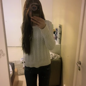 Vit stickad tröja  - Bra skick 💗 använd max 2 gånger💗 inga skador🤗 strl M men passar Xs/s