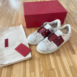 Röda valentinos - Säljer mina älskade röda valentinos❤️de är sparsamt men öndå väl använda.de är i bra skick men har lite slitage inuti skon som man inte ser och lite vid sömmarna längst fram(se bild1). Äkthetsbevis finns, skriv vid frågor🫶