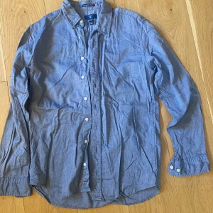 Gant skjorta - Storlek 158/164 Knappt använd och nyskick Pris kan diskuteras 