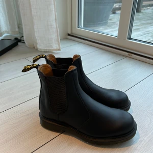 Oanvända Dr.Martens  - Hej, jag säljer mina oanvända Dr.martens  i storlek 37. Modell 2976 Chelsea Boot säljs för nypris 2100 kr men jag säljer de för 1200! DMa för mer bilder 👏🏼🩷