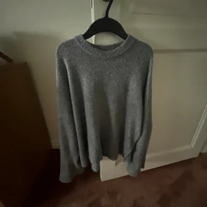 Stickad tröja 🤍🩶 - Grå jätte fin stickad tröja 🩶🤍