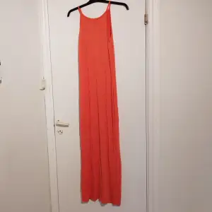 Såååå fin orange klänning!!🧡 Från bikbok, köpt för flera år sedan, så säljs ej längre.💞 Knappt använd. Slits upp till knäet ungefär på ena sidan. Storlek S, men är stretchig, så kan passa M också.