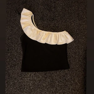 Fest Topp🍾✨H&M - Säljer den för kommer inte till användning, har använt den 1 gång. skriv om du är intresserad🎀✨