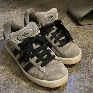 Adidas campus 00 - Säljer mina älskade campus då jag tycker de har blivit lite uttjatade❤️ använd ett par gånger och jar tyvärr inte kvar lådan!