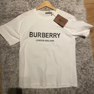 Säljer nu min burberry T-shirt storlek L, aldrig använd, pris beror på att kvitto och påse inte finns.