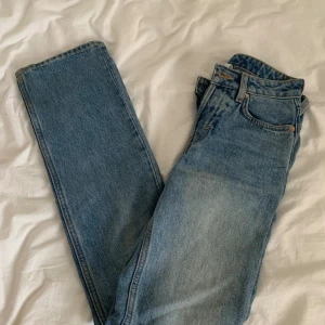 Jeans - Ett par snygga straight mid jeans från weekday. Skriv om ni har några frågor. 