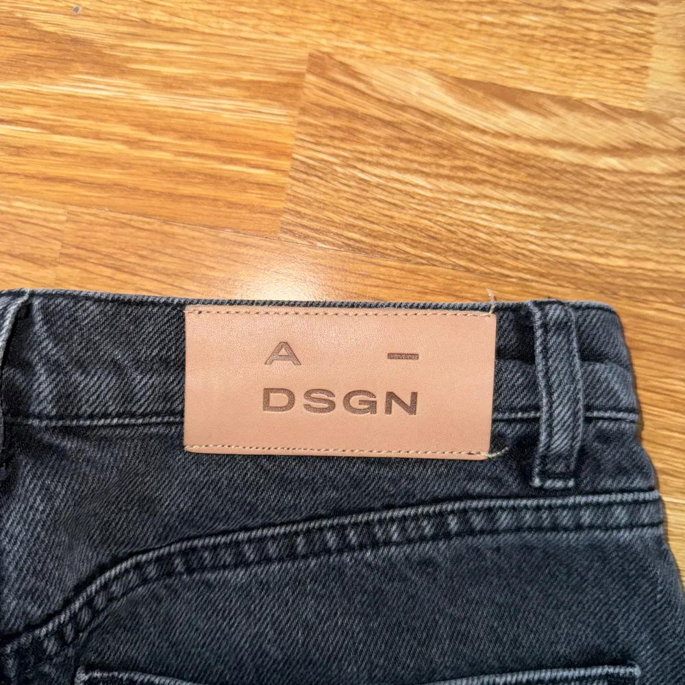 Gråa jeans från a-dsgn i hott skick. Endast anvönda ett fåtal gånger. En av knapparna i gylfen är utbytt men är inget som syns. Säljer pga att dom blivit för små🌹. Jeans & Byxor.