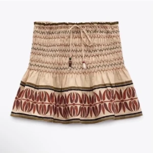 Zara kjol - Säljer denna supersnygga zara kjolen. Oanvänd med lappen kvar 