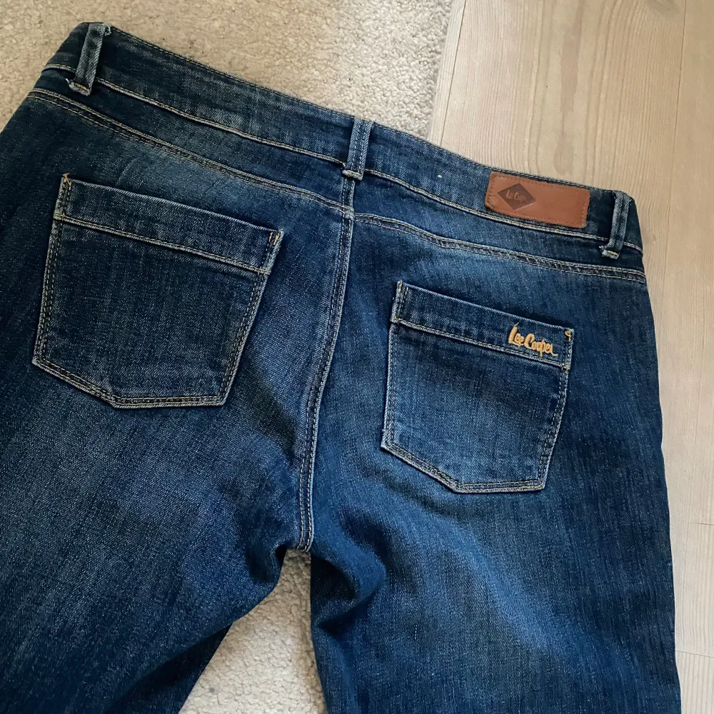 Superfina lågmidjade jeans från Lee! De är raka i benen och har lite stretchigt material! Midjemåttet är 41cm och innerbenslängden 84cm💙 . Jeans & Byxor.