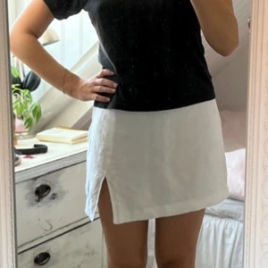 Vit linnekjol - Superfin vit simpel linnekjol med en liten slits. Från H&M. Med liten dragkedja på sidan. Stl S. 
