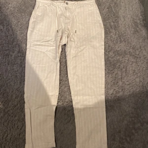Randiga linne byxor - Snygga linne byxor som är perfekta nu till våren och sommaren. Bra skick förutom att de är lite slitna vid snörena. Köpta i Italien.