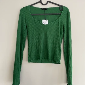 Grön långärmad tröja Stradivarius - Fin grön tröja från Stradivarius i nyskick! Köpt på Zalando och aldrig använd. Mjukt material och fin urringning. Jättefin färg nu till vår och sommar☀️💐Hör gärna av dig om du har några funderingar!😊