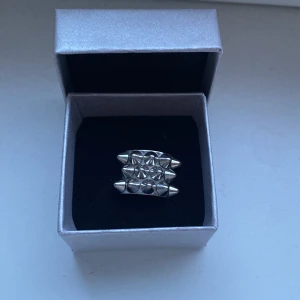 Edblad ring  - Den populära nit-ringen från Edblad. Så fin använd fåtal gånger inga defekter! Storlek 17,50. Pris kan diskuteras 