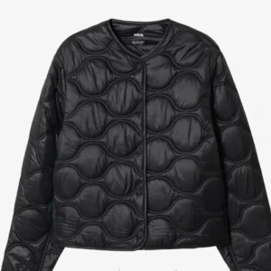 Mango jacka  - Säljer denna snygga jacka då den e lite för liten på mig 