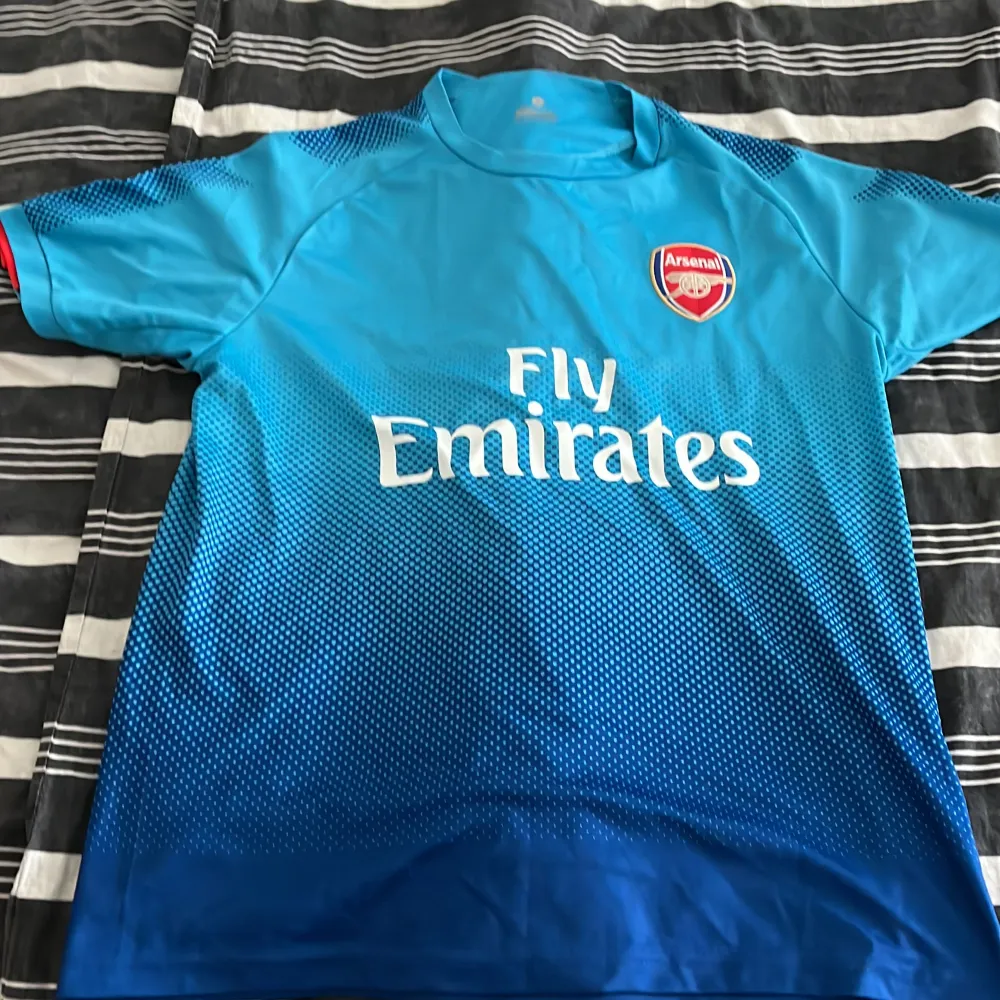Jag säljer min Arsenal t-shirt! Den har endast använts 1 gång. Den är i väldigt bra skick och inga fläckar eller smuts på den. OBS!!  Pris kan även diskuteras!!. T-shirts.