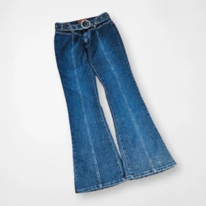 Vintage flare denim med bälte  - Helt nya vintage byxor med bälte som är helt perfekta!! Midjemått= 37 cm rakt över, innerbenslängd= 83 cm <3 pris kan diskuteras!