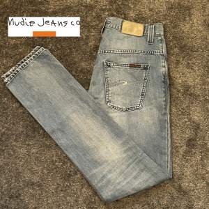 Säljer ett par riktigt snygga Nudie Jeans i ett 10/10 skick, storlek W30 L34🤩. Kontakta om du vill ha fler bilder eller vid några funderingar🙌.