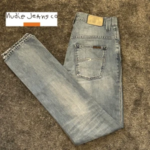 Nudie Jeans  - Säljer ett par riktigt snygga Nudie Jeans i ett 10/10 skick, storlek W30 L34🤩. Kontakta om du vill ha fler bilder eller vid några funderingar🙌.