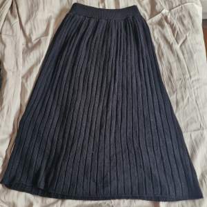 Svart stickad långkjol💗 Passar superbra om man vill ha kjol nu innan det är så varmt ute!💕