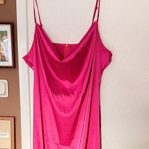 Rosa långklänning  - En vacker och stilren långklänning i silkestil. Från second hand men är felfri! Justerbara straps och en slits på båda sidor längst ned. Är 174 cm och på mig går den till mitten av smalbenet 💓 Storlek finns inte men sitter som en M/L💓
