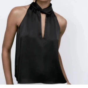 Satin topp  - Populär satin topp från zara💕💕💕 säljer pga har 2 i olika storlekar!!❤️‍🔥 sitter som en s