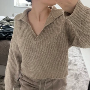 Stickad tröja med v- neck slits  - Beige skickad tröja med v-neck 🫶🩷(399 ny pris)