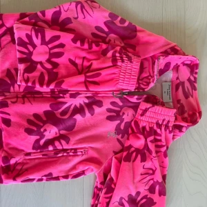 Juice couture kofta - Säljer en oanvänd juicy couture zip tröja 