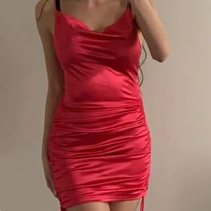 En rosa klänning i storlek xxs! Den är aldrig använd och lappen sitter dessutom kvar🩷