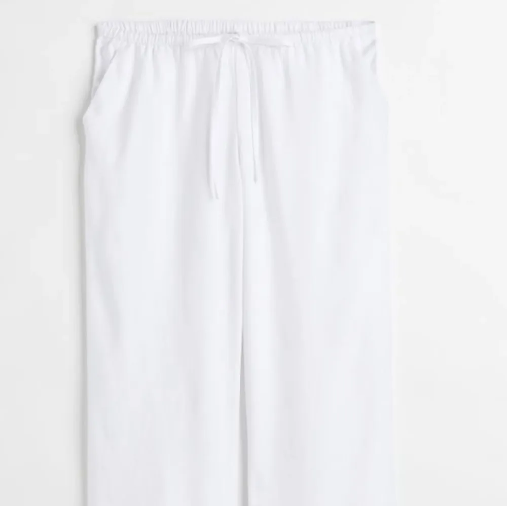 Vita lågmidjade linnebyxor i storlek s från hm. Helt oanvända med prislapp på. Slutsålda.. Jeans & Byxor.