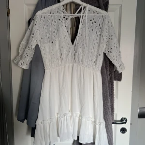 STUDENTKLÄNNING  - En jättefin och bekväm studentklänning. Säljs då jag hittat annan! Strl S. Skriv privat för bild på!