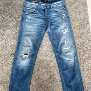 Ripped Replay Jeans - Riktigt najs Replay jeans som Inte kommit till användning då passform inte var för mig, så de är i nyskick. Modell/ Grover Hör av vid minsta fundering! Pris kan diskuteras!