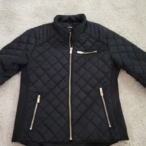 Ridjacka  - Säljer denna jacka i super bra skick knappt använd 