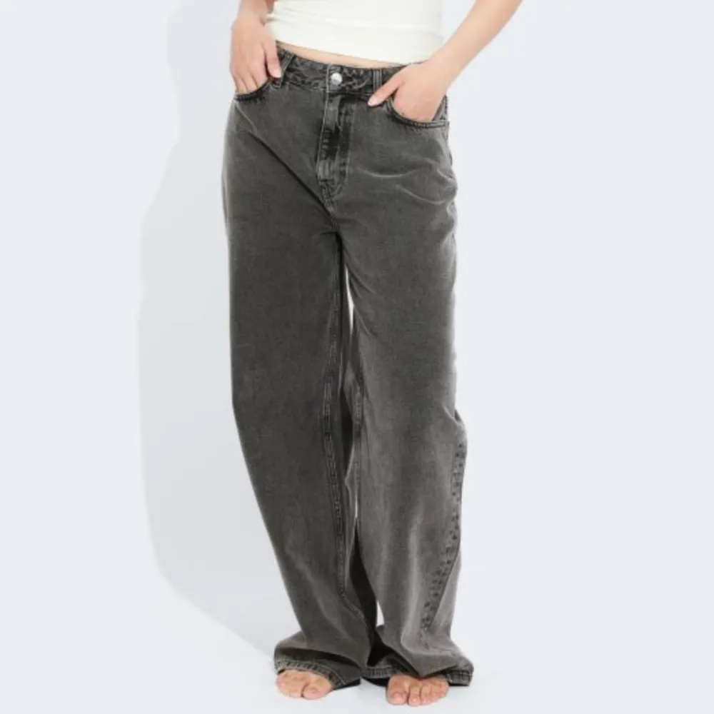 Jeans från bikbok i modellen ”JP baggy 970”. Storlek waist 33 och length 34. Passar dig som är storlek 42-48 beroende på vilken passform man vill ha. Passar dig som är 170-180cm lång.. Jeans & Byxor.