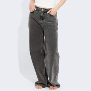 Jeans från bikbok i modellen ”JP baggy 970”. Storlek waist 33 och length 34. Passar dig som är storlek 42-48 beroende på vilken passform man vill ha. Passar dig som är 170-180cm lång.